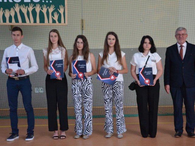Fotorelacja z uroczystości zakończenia roku szkolnego 2021/22
